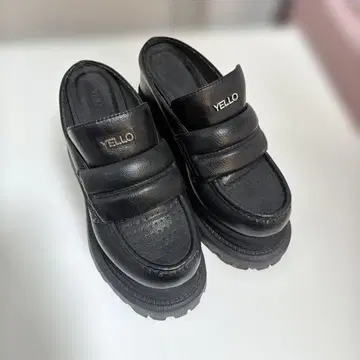YELLO 블랙 통굽 로퍼