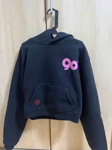 9090 로고 후드 부착 크롭 후드티