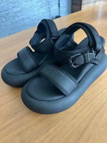 YELLO 블랙 통굽 샌들 XL