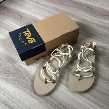 Teva 베이지 샌들