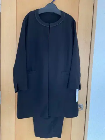 블랙 포멀 자켓과 팬츠