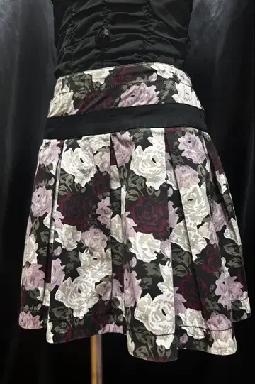 TOMMY 플라워 무늬 플리츠 스커트 허리 절개 블랙 계열