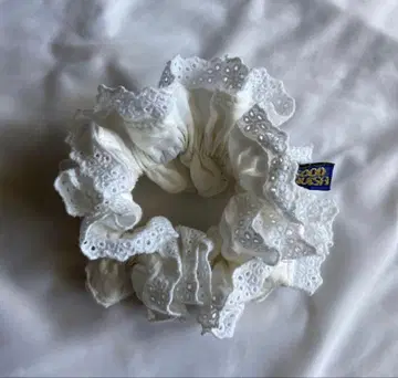 GOOD SQUISH 프릴 달린 화이트 스크런치 (굿 스퀴시)