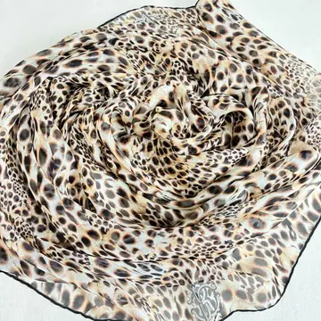 4-32. 로베르토 카발리 물방울 무늬 깃털 & 로고 패턴 실크 스톨