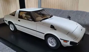 AUTOart 1/18 마쓰다 사반나 RX-7 (SA)