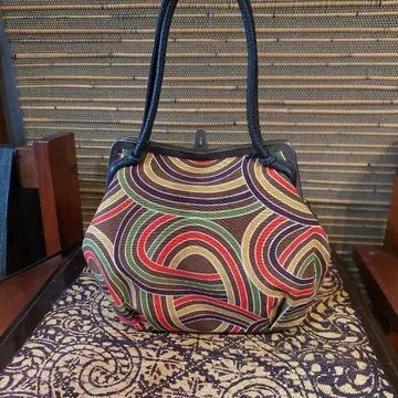 콜론과 귀여운 쇼와 레트로 컬러풀 물결무늬 핸드백