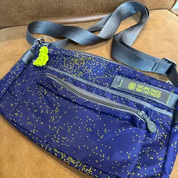 Kipling 네이비 도트 패턴 숄더백