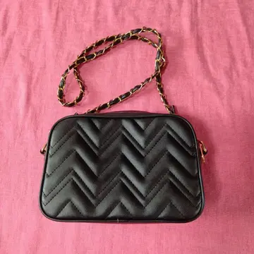 새상품 미사용 지그재그 퀼팅 블랙 숄더백 금도금 장식