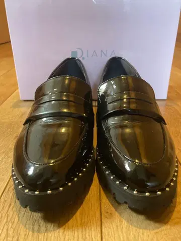 DIANA 블랙 스터드 로퍼
