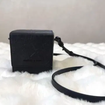 레어 찰스앤키스 Boxy Crossbody Bag