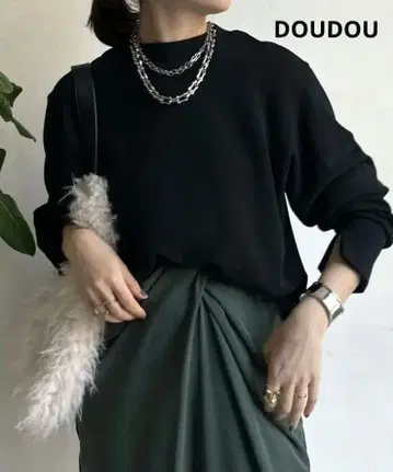 [ DOUDOU ] 밑단 라운드 컷 상의 블랙