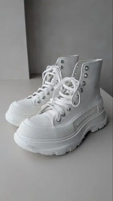 [ 새상품급 ] ALEXANDER McQUEEN 통굽 화이트 스니커즈
