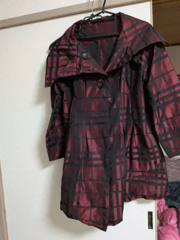 빨간색과 검은색 체크 무늬 롱 코트