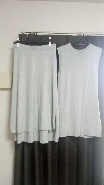 띠어리 그레이 스커트와 상의 셋업