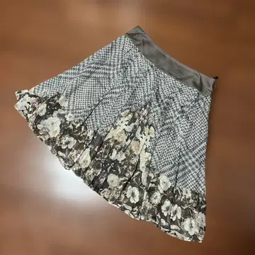 alba rossa 실크 꽃무늬 플레어 스커트 무릎 기장