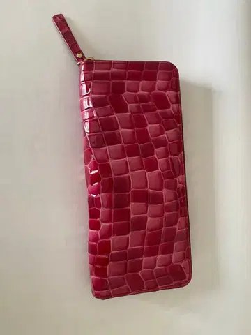 진한 핑크 에나멜 악어 무늬 장지갑