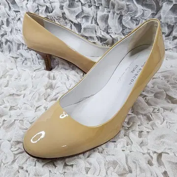파비오 루스키 라운드토 에나멜 펌프스 베이지