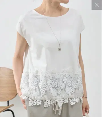 [ 새상품 ] BEARDSLEY 비어즐리 t셔츠 밑단 레이스 프렌치컷소