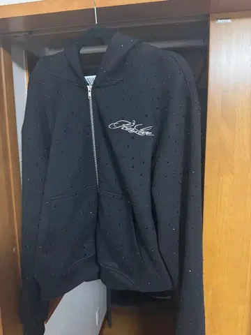 painlove 큐빅 장식 블랙 풀 집업 후드티