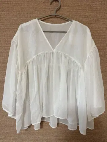 studio CLIP 화이트 V넥 셔츠