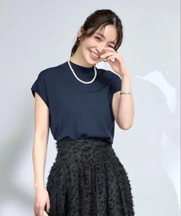 쿨 터치 UV 프렌치 하이넥 니트 네이비 라 부티크 봉봉