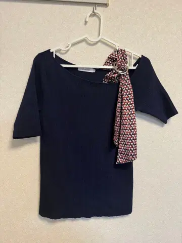 LOVELESS 네이비 오프숄더 상의 34