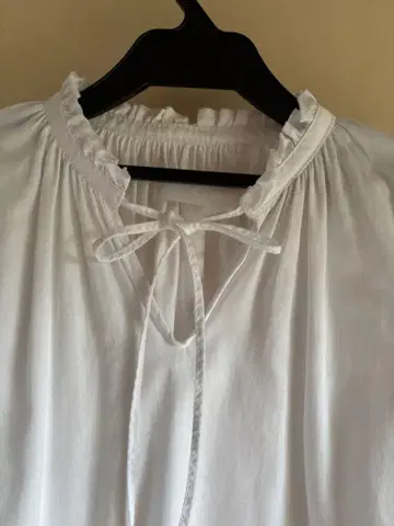 타오 옷깃 프릴 코튼 블라우스