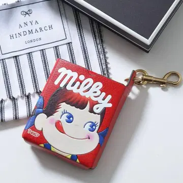 안야 힌드마치 밀키 AirPods 케이스 키체인 포함