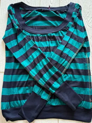 발리 바렛 그린과 블랙 보더 가슴이 파인 상의 4200엔 가격 인하