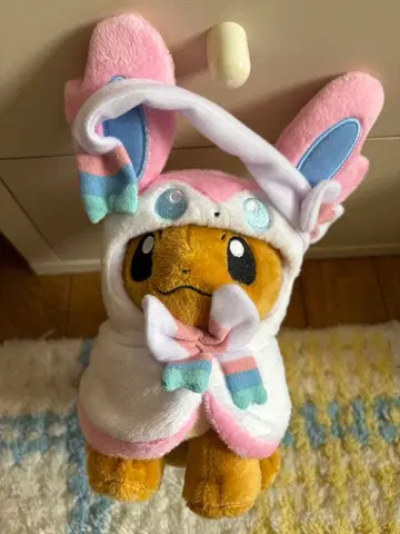 포켓몬 블래키 판초를 입은 이브이 봉제 인형, 님피아, 이브이