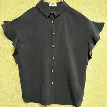 TONAL 펄 버튼 셔츠 블라우스 네이비 프릴 소매