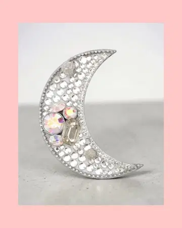 초승달형 마그넷 브로치 화이트