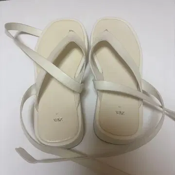 미사용 새상품 ZARA 사이즈 39 쪼리 샌들 스트랩 플랫