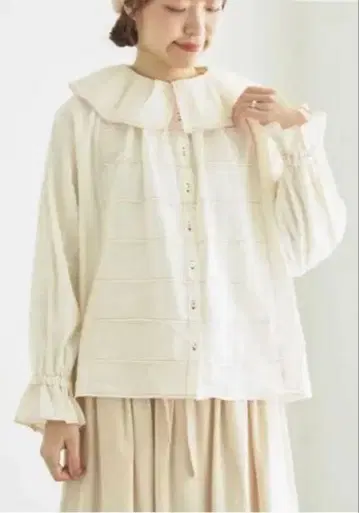 TSUHARU 프릴 배색 스티치 블라우스