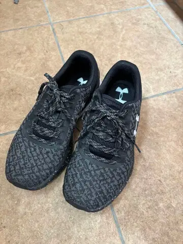 UNDER ARMOUR 러닝화 블랙