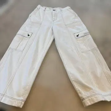 화이트 카고 팬츠 사이드 포켓 포함