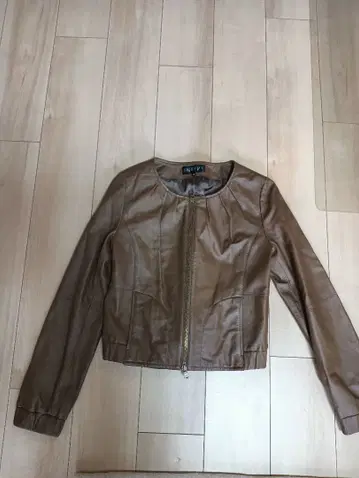 INDIVI 브라운 가죽 노카라 자켓 40