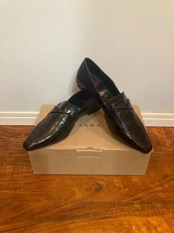 [ 미사용 새상품급 ] ZARA 로퍼 *사이즈 23cm 악어 엠보싱 블랙