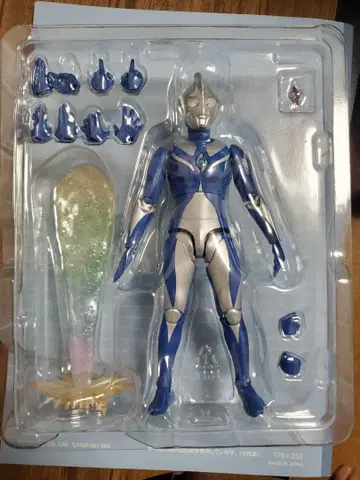 S.H. 피규아트 울트라맨 코스모스