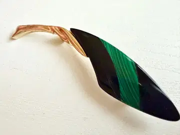 블랙 x 그린 샤프한 디자인의 브로치