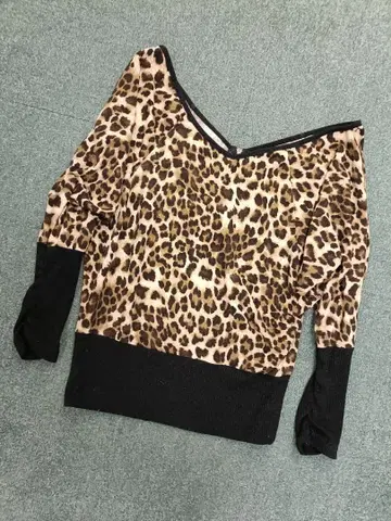 헤이세이 갸루풍 표범 무늬 상의