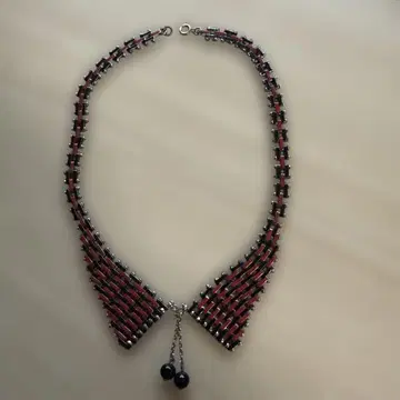 Jacob Bengel? 빨간색과 검은색 디자인 목걸이