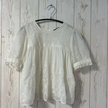 ZARA 자라 자수 시어 블라우스 XS 화이트 프릴 개더 반팔
