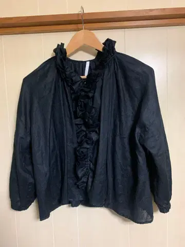 TUTIE. 린넨 에어 워시 프릴 블라우스