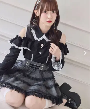 ROJITA 프론트 레이스업 어깨 트임 블라우스