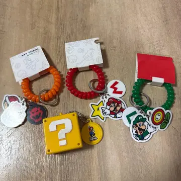 슈퍼 닌텐도 월드 키링 3개, 물음표 박스 키링 1개