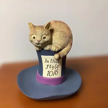 원더랜드의 앨리스 머드햇의 모자에 누워있는 체셔 고양이 트레이 새상품!