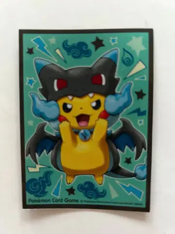 포켓몬 카드 카드 슬리브 (메가 리자몽 X의 판초를 쓴 피카츄)