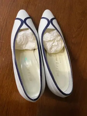 missy des missy by MADORAS 컷 아웃 펌프스