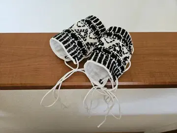 손 자수 부착 커프스 (화이트 베이스에 블랙 실)